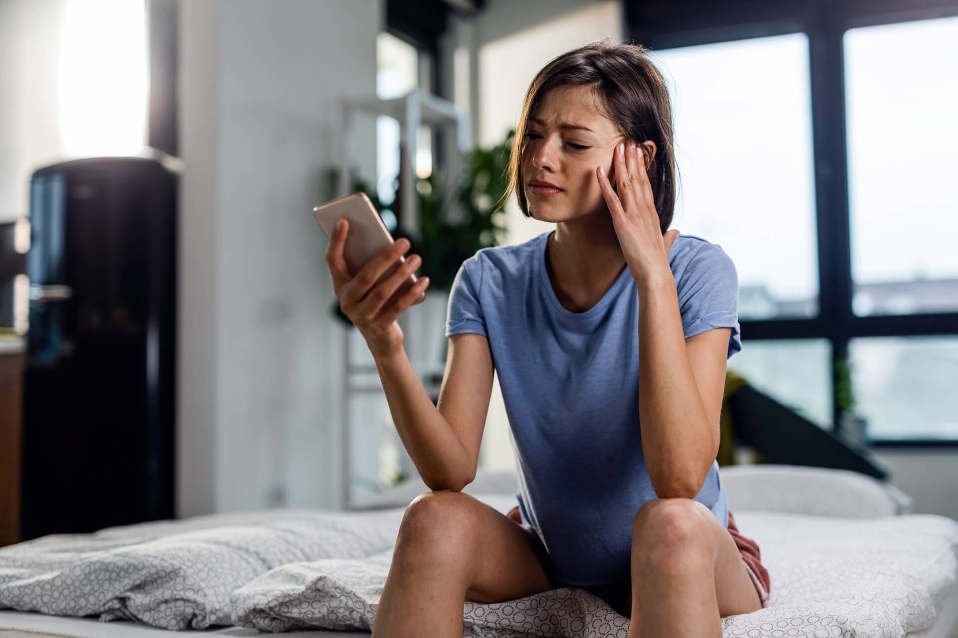See how emergency dentistry works with these three steps A woman is calling the dentist